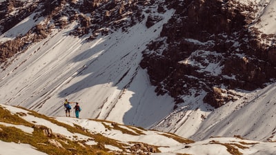 两个女人站在雪山上